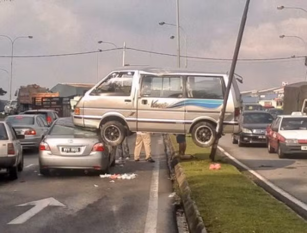 Không biết đi xe kiểu gì vậy?