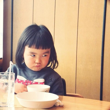 Vẻ mặt đầy hung dữ...