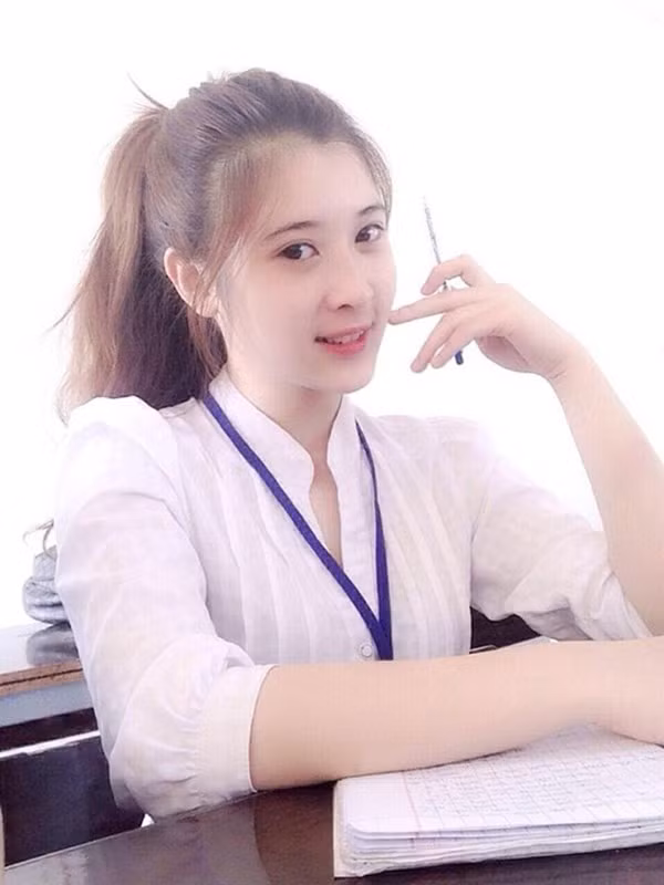 Cô bạn xinh xắn này có tên là Hồ Thị Tú Nhi, sinh ngày 2.8.1995, hiện là sinh viên trường Trung cấp Y tế Dược Bà Rịa - Vũng Tàu. Vài tháng trước đây, những bức ảnh của cô gái này đang được chia sẻ trên mạng và nhận được nhiều lời khen ngợi.
