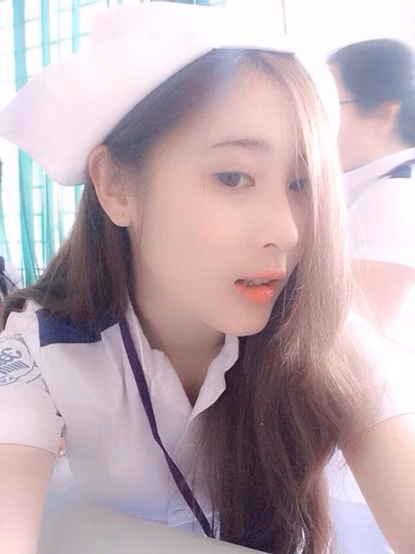 Sở thích của Tú Nhi là ca hát, vẽ tranh, du lịch. Ở trường, với thành tích học tập tốt cùng với ngoại hình xinh xắn, Tú Nhi được bạn bè phong danh hot girl, tuy nhiên, cô nàng không dám nhận vì nghĩ mình chưa có thành tích gì đặc biệt.