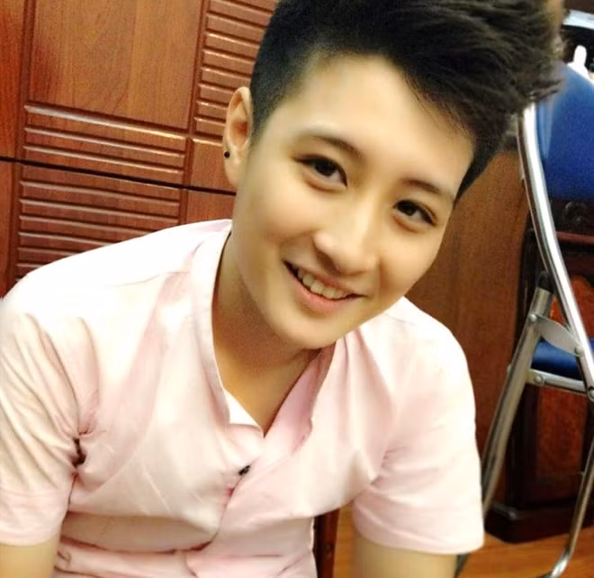 Nhìn Thảo Linh ở hiện tại, ít ai ngờ được trong quá khứ, cô từng là người có tóc dài thướt tha, gương mặt nữ tính.