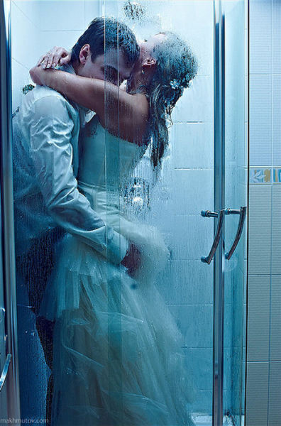 Ảnh cưới đầy ướt át trong nhà tắm.