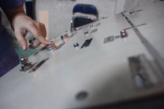 Lịch giờ tàu khách, tàu chở hàng, đầu máy chạy qua khu vực này đều được ghi chép chi tiết trong cuốn sổ. Đến giờ tàu chạy qua, chuông báo động được nhấn để người tham gia giao thông nhận biết tình hình.