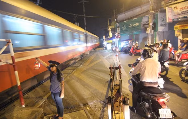 Có lúc, Lý cũng thay kíp trưởng cầm đèn tín hiệu. Cô cho biết, đây là công việc quan trọng vì nếu cầm đèn sai sẽ ảnh hưởng đến đoàn tàu. Ngoài ra, nhiều khi kẹt xe, các cô gái cũng tham gia điều tiết giao thông để đảm bảo an toàn khi tàu hỏa chạy qua.