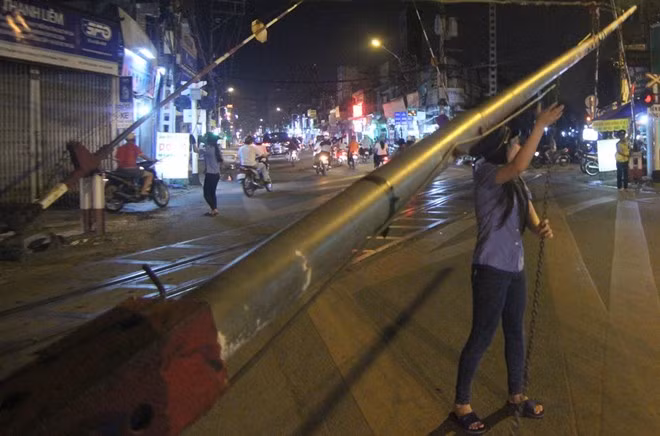 Như nhiều người mới vào nghề, công việc chính của Lý vẫn là hạ thành barie xuống. Cô gái chia sẻ: "Việc này cũng không nặng nhọc lắm. Nếu phải đẩy cần chắn thì mới mệt. Tuy nhiên, nhiều lúc mình khá ức chế khi có người vẫn đòi qua đường bằng được dù đã hạ thanh chắn, có khi còn gây gổ với nhân viên".