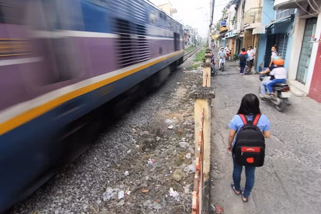 Hiện tại, Lý ở tại khu nhà dành cho nhân viên ngành đường sắt ở ga Sài Gòn. Do chưa có phương tiện đi lại, cô thường đi bộ 4 km để đi làm. "Mức lương của mình cũng không cao, hiện tại do còn nhỏ, ít chi tiêu nên thu nhập đủ xài", Lý chia sẻ.