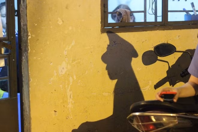 Mới vào nghề được gần 1 năm, Lý chia sẻ: "Mình thấy làm nghề này cũng không đến nỗi nặng nhọc nhưng phải thức đêm, làm đến 12 tiếng nên cũng mệt. Ngoài ra, thân con gái mà đi làm ban đêm cũng nguy hiểm như gặp trộm cướp, nghiện ngập. Nhiều nhân viên khi ra khỏi chốt làm nhiệm vụ mà quên khóa cửa là bị mất đồ ngay".