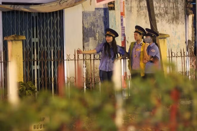 Một tuần, cô gái 19 tuổi phải làm 3 buổi (12 tiếng) từ tối đến rạng sáng hôm sau. Cùng làm với cô tại khu vực này còn có 2 nhân viên nữ khác.