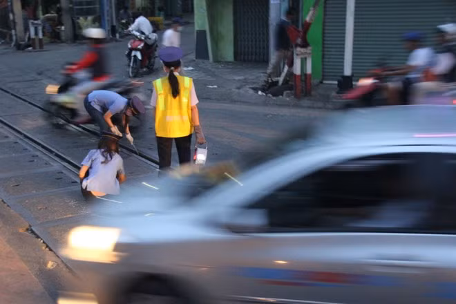 Đến 4h30 sáng, Lý và đồng nghiệp làm thêm công việc nhặt rác, xúc đất ở quanh đường ray. Công việc này nguy hiểm vì phải làm giữa dòng xe cộ qua lại. Vì thế nên có lần Lý bị va chạm xe.