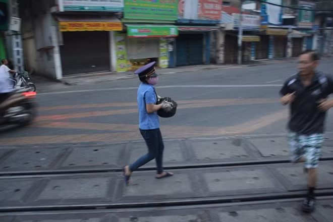 Công việc kéo dài đến khoảng 6h sáng và mọi người kết thúc ca làm việc ban đêm.