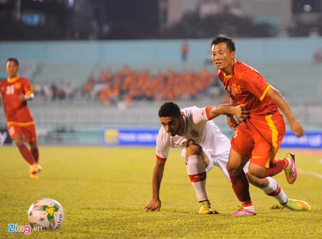 Hàng phòng ngự của U23 Bahrain gặp rất nhiều khó khăn trước lối chơi nhanh của ĐTVN. Ảnh: Tùng Lê.