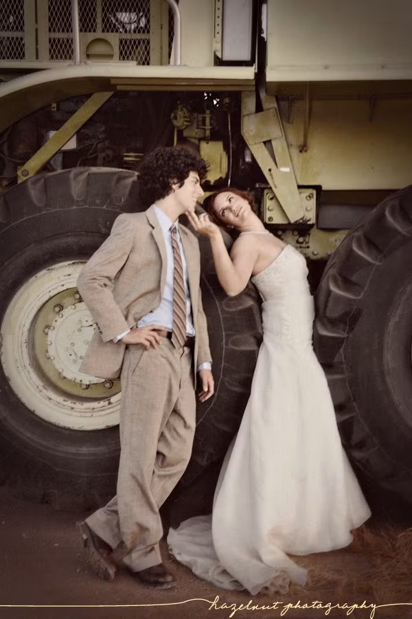 Nép mình giữa hai bánh xe.