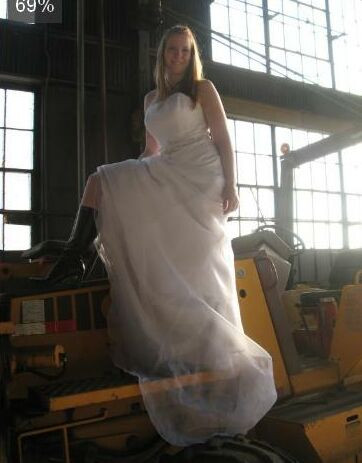 Cô dâu tạo dáng "hùng hổ".