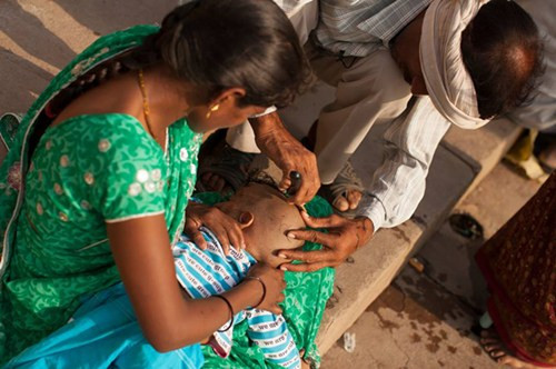 Chuyến đi dài ngày cùng những tiếp nhận văn hóa mới mẻ khiến chàng nhiếp ảnh gia trẻ chiêm nghiệm thêm được nhiều điều về cuộc sống, và chợt đồng cảm với nhân vật Liz trong tác phẩm "Eat, pray and love" khi cô rời nước Mỹ phồn hoa để đi tìm lại chính mình ở chốn chân phương thiền định.