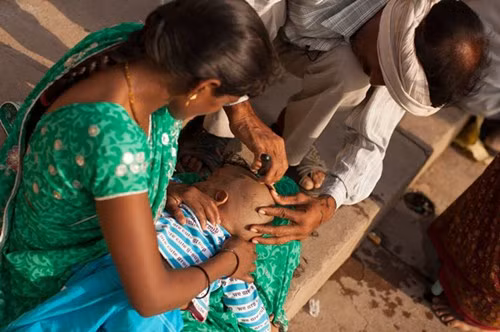 Chuyến đi dài ngày cùng những tiếp nhận văn hóa mới mẻ khiến chàng nhiếp ảnh gia trẻ chiêm nghiệm thêm được nhiều điều về cuộc sống, và chợt đồng cảm với nhân vật Liz trong tác phẩm "Eat, pray and love" khi cô rời nước Mỹ phồn hoa để đi tìm lại chính mình ở chốn chân phương thiền định.