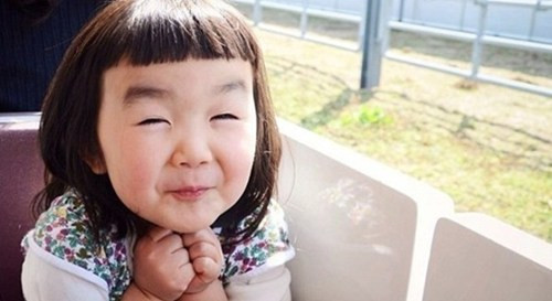 Cả nhà thấy con xinh chưa?