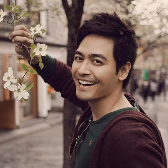  3. Phan Anh: Không phải nam MC đắt show nhất nhưng nhờ dẫn dắt những chương trình "hot" như Giọng hát Việt, Vietnam Idol…, tên tuổi của Phan Anh vẫn lên như diều gặp gió. Anh lôi cuốn khán giả bằng khả năng diễn đạt lưu loát, biết làm chủ sân khấu. Một điểm cộng không thể không nhắc tới của MC này chính là vẻ ngoài điển trai, nam tính và nụ cười cuốn hút.