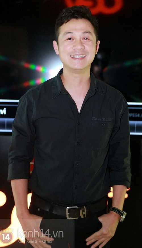  2. Anh Tuấn: Nhắc tới những MC điển trai của VTV, những khán giả thuộc thế hệ 7X, 8X hẳn sẽ nghĩ ngay tới cái tên Anh Tuấn - người nổi tiếng với vai trò người dẫn chương trình của Trò chơi âm nhạc phiên bản đầu tiên cùng Diễm Quỳnh. Ngoài MC, BTV truyền hình, anh còn được biết đến với vai trò nhà sản xuất âm nhạc. Hiện nay, anh sống cùng với người vợ thứ hai là Hồng Nhung. Dù đã là ông bố hai con song nam MC vẫn rất phong độ, điển trai và trẻ trung.