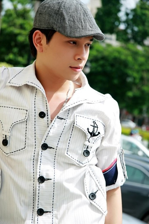 Nhờ vẻ ngoài điển trai kiểu thư sinh, gu thời trang lịch lãm mỗi khi lên hình và lối dẫn tự nhiên, chàng MC 8X để lại ấn tượng với khán giả qua các chương trình Bài hát yêu thích, Chiếc nón kỳ diệu...