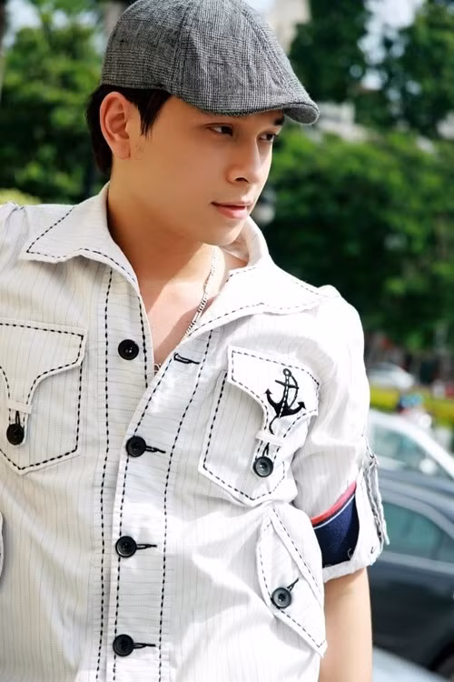 Nhờ vẻ ngoài điển trai kiểu thư sinh, gu thời trang lịch lãm mỗi khi lên hình và lối dẫn tự nhiên, chàng MC 8X để lại ấn tượng với khán giả qua các chương trình Bài hát yêu thích, Chiếc nón kỳ diệu...
