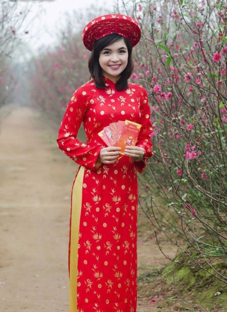 Ít ai biết rằng cô từng là sinh viên tài năng, nhiều tài lẻ của Học viện Ngân hàng. Cô luôn gây ấn tượng bởi khuôn mặt trong sáng, giọng kể truyền cảm, hấp dẫn người nghe.