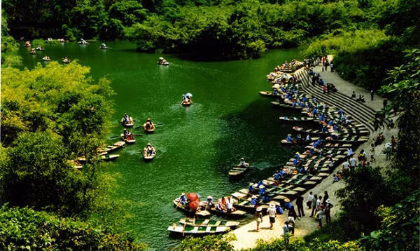 Tới Trang An, du khách sẽ được ngồi trên con thuyền lướt nhẹ qua các dãy núi, ngắm nhìn làn nước trong vắt tới đáy, khám phá những hang động với những tên gọi đặc biệt mang ý nghĩa riêng như: hang Sáng, hang Tối, hang Nấu Rượu, hang Địa Linh...