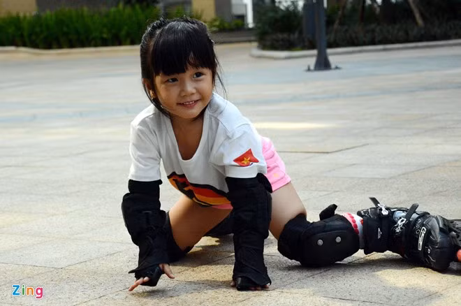 Chị Phan Thị Thanh Thủy, mẹ của Phương Anh cho biết, những lúc ở nhà bé thường tự xếp những cái cốc ra sàn nhà và tập trượt patin quanh chúng. “Theo dõi con tập luyện những lúc tập các động tác khó, tôi không đỡ mà để bé tự đứng dậy, tập thói quen không dựa dẫm và tự đương đầu với khó khăn", chị Thủy nói. Những lúc như vậy bé thường không khóc như các em nhỏ khác, vì thế mà cái biệt danh Ly dần chuyển sang thành bé Lỳ.