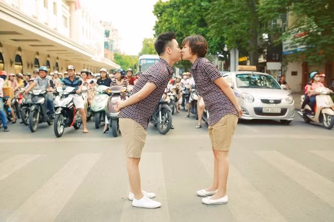 Hà Nội và hai thằng bạn là tên của bộ ảnh, được chụp sau 5 tháng yêu nhau, cùng nằm trong chuỗi ảnh cưới của cặp đôi này. Khoảnh khắc ấn tượng với nụ hôn ở ngã tư đèn đỏ.