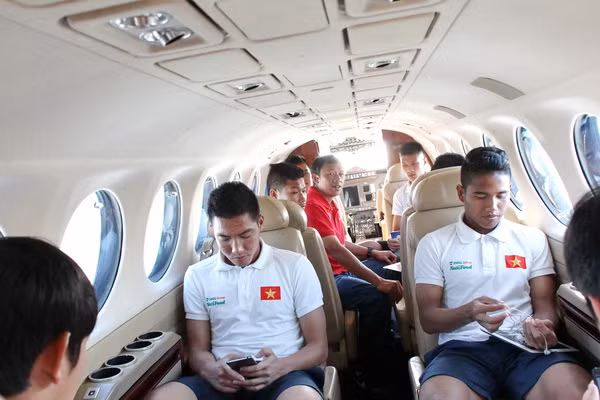 U19 HAGL-Arsenal JMG trong máy bay riêng của bầu Đức (Ảnh: Minh Trần).