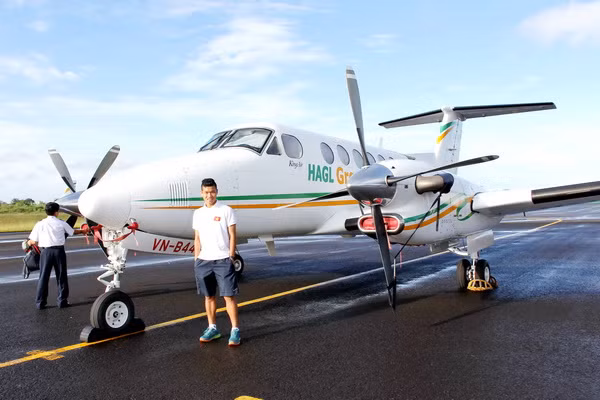 Đông Triều tạo dáng bên máy bay. (Ảnh: Minh Trần).