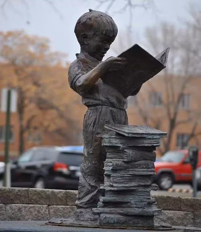 Niềm đam mê đọc sách của trẻ.