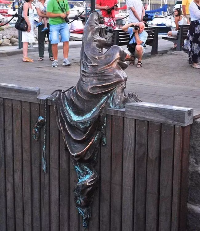 Bức tượng tạo dáng chụp ảnh.