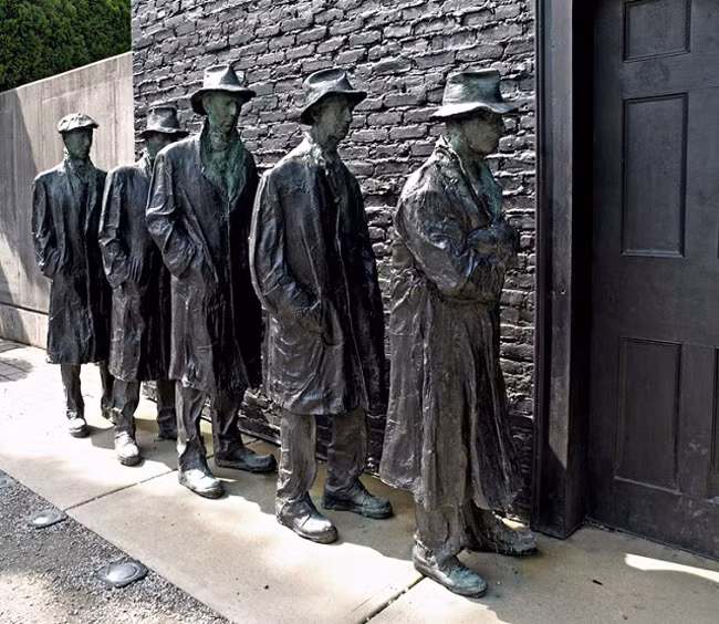 Xếp hàng vào nhà.