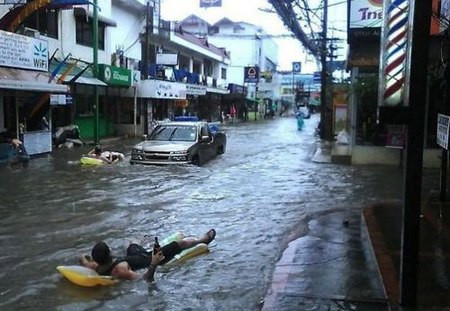 Trôi theo dòng nước.