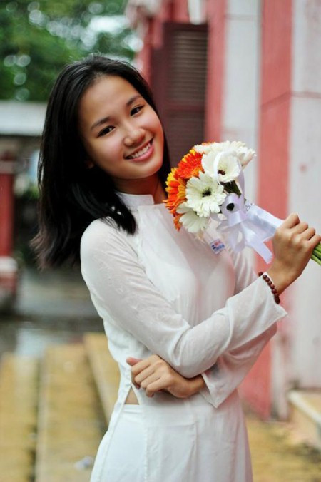 Nguyễn Xuân Nhật Hà là cô bạn năng nổ của lớp Anh 1.