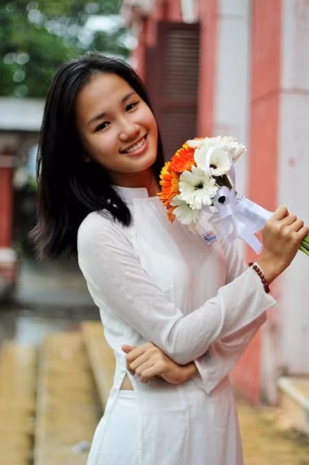 Nguyễn Xuân Nhật Hà là cô bạn năng nổ của lớp Anh 1.