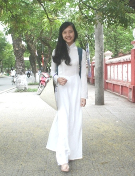 Tự tin, năng động và dám thể hiện mình, Ngọc Trân là gương mặt sáng giá cho thế hệ 9X của trường.