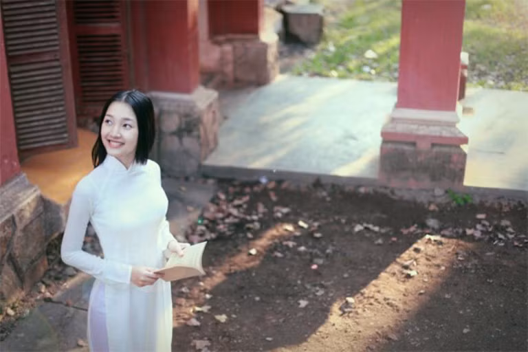 Ngọc Trân trở thành gương mặt đại diện cho những bộ ảnh về teen Huế trong tà áo trắng tinh khôi. Ngọc Trân là một học sinh xuất sắc của lớp cũng như của trường.