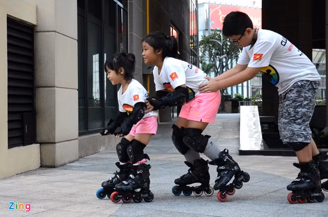 Anh Nguyễn Phúc Thịnh, người dạy cho bé Lỳ gần 4 tháng qua cho biết: "Tuy còn rất nhỏ tuổi nhưng lại có cá tính, ngày đầu tiên theo học môn này bé khóc lóc dữ lắm, nhưng đến ngày thứ hai thì lại khác hẳn, bé đam mê luôn, rất có tố chất".