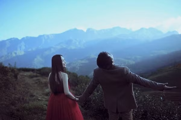 Chia sẻ về chuyện tình yêu của mình, Dũng nói: “Nó bình dị như cái cách hai đứa thức dậy mỗi sáng và lặng lẽ nhắn cho nhau những dòng tin...