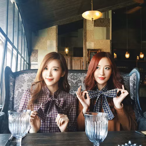 Elle và Jessica Yamada là cặp chị em xinh đẹp đến từ Jakarta (Indonesia). Đây là hai hot girl bán hàng online nổi tiếng trên cộng đồng mạng nước này.