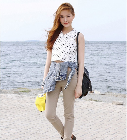 Elle đã từng xuất hiện trên nhiều tạp chí và là một trong các blogger nổi tiếng với phong cách thời trang sành điệu.