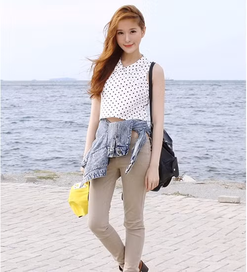 Elle đã từng xuất hiện trên nhiều tạp chí và là một trong các blogger nổi tiếng với phong cách thời trang sành điệu.