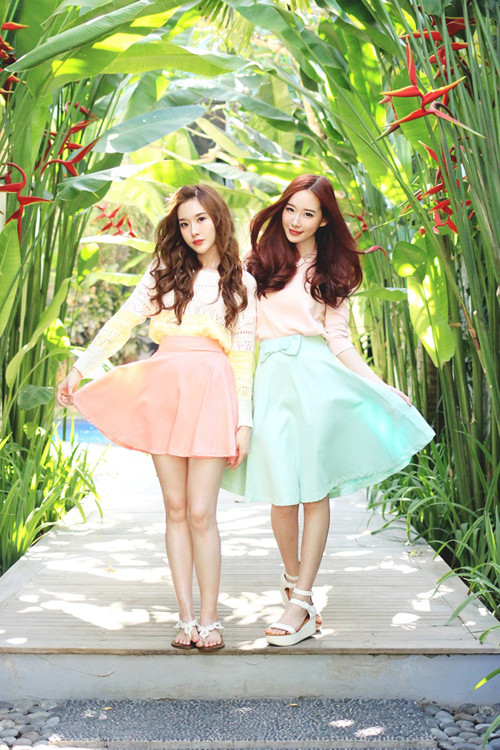 Jess (phải) cao hơn chị Elle 2cm và có một nốt ruồi nhỏ trên cằm, có thể phân biệt hai chị em dễ dàng hơn khi họ chụp ảnh chung.