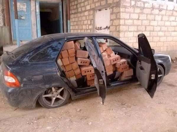 Nhà có điều kiện, chở gạch bằng xe hơi.