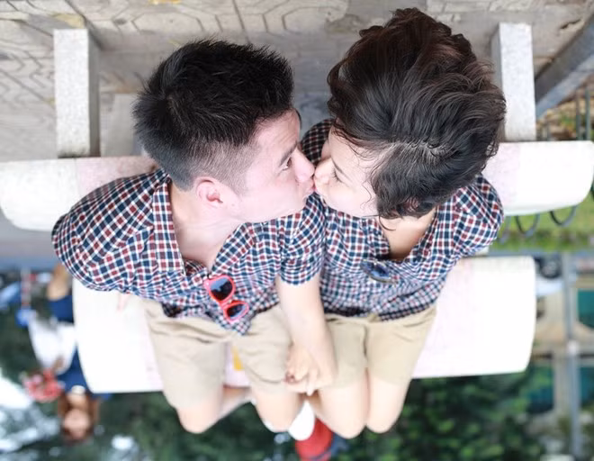 Bộ ảnh có tên khá đặc biệt "Hà Nội và hai thằng bạn" được lấy cảm hứng từ câu chuyện tình yêu của họ. Nếu trước kia Kim Liên là cô gái nữ tính và chững chạc thì từ khi yêu, cô đã sống đúng với tính cách của mình hơn. Kim Liên cắt mái tóc dài thành tomboy cá tính khiến nhiều người bất ngờ.