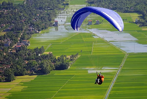  4. Núi Linh Trường - xã Hoằng Trường, Thanh Hoá Đây là điểm cất cánh dành cho những phi công đã dày dặn kinh nghiệm. Khi bay trên đỉnh núi, du khách sẽ được ngắm vẻ đẹp hiền hòa của bãi biển xanh ngắt chạy dài tít tắp với những hàng phi lao ngút ngàn, xa xa là những cánh đồng muối lấp lánh ánh mặt trời.