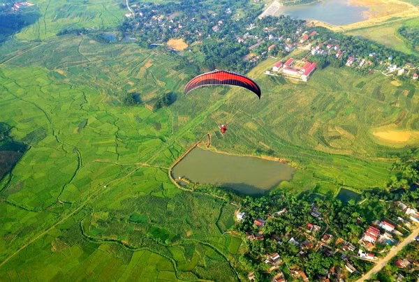  2. Núi Viên Nam - Hà Nội Núi Viên Nam nằm ở xã Yên Bình, huyện Thạch Thất với hai đỉnh lần lượt có độ cao là 215m và 500m. Du khách sẽ mất 30 phút đi bộ để lên đến đỉnh núi. Đây là điểm luyện tập thường xuyên của các thành viên trong câu lạc bộ dù lượn.