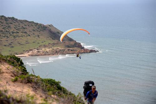  6. Hòn Hồng - xã Hòa Thắng, Bắc Bình, Bình Thuận Chinh phục độ cao của núi Hòn Hồng, Phan Thiết là một thử thách lý thú khiến nhiều bạn trẻ muốn thử sức. Việc bay với dù lượn phụ thuộc vào rất nhiều yếu tố, trong đó 98% là phụ thuộc vào gió và thời tiết. Thả lỏng cơ thể để tận hưởng “bay” là cảm giác tuyệt vời dành cho bạn khi chiêm ngưỡng Hòn Hồng từ trên cao. Ảnh Trần Tiến Dũng/Tuổi Trẻ.