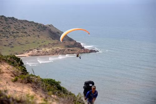  6. Hòn Hồng - xã Hòa Thắng, Bắc Bình, Bình Thuận Chinh phục độ cao của núi Hòn Hồng, Phan Thiết là một thử thách lý thú khiến nhiều bạn trẻ muốn thử sức. Việc bay với dù lượn phụ thuộc vào rất nhiều yếu tố, trong đó 98% là phụ thuộc vào gió và thời tiết. Thả lỏng cơ thể để tận hưởng “bay” là cảm giác tuyệt vời dành cho bạn khi chiêm ngưỡng Hòn Hồng từ trên cao. Ảnh Trần Tiến Dũng/Tuổi Trẻ.